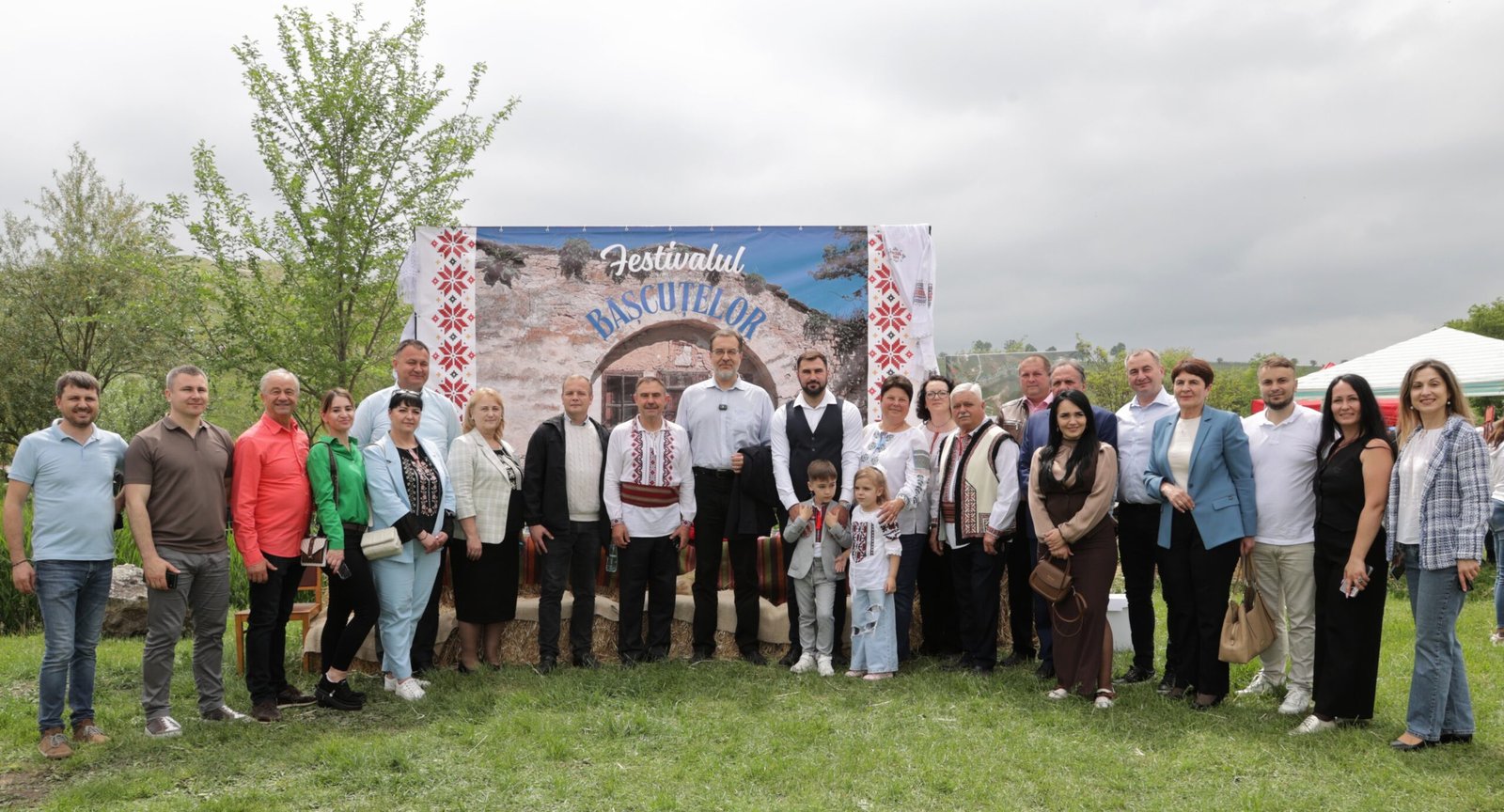 Echipa Partidului „Respect Moldova”, condusă de președintele formațiunii, Marian Lupu, a participat sâmbătă la cea de-a V-a ediție a Festivalului Băștilor, organizat în satul Țîra, comuna Ghindești, raionul Florești. Evenimentul, devenit deja o tradiție locală, celebrează băștile – vechi construcții din piatră, înfipte în pământ, ce au servit odinioară drept adăposturi trainice pentru generațiile trecute. Cu o arhitectură arhaică, simbol al rădăcinilor noastre rurale și al legăturii profunde dintre om și pământ, băștile reprezintă astăzi o moștenire culturală valoroasă. „A fost un eveniment plin de istorie, o sărbătoare a spiritului și al rădăcinilor noastre. Le mulțumesc organizatorilor pentru această reverență adusă băștilor – bordeie de piatră înfipte în pământ, cu o arhitectură arhaică ce exprimă o tradiție de sute de ani. Ele sunt mărturii tăcute, dar, în același timp, grăitoare ale vieții rurale de odinioară a strămoșilor noștri, ce au sculptat o existență din piatră și pământ. Fiecare piatră a lor este o mărturie a unor vremuri apuse, dar care ne definesc trecutul”, a transmis Marian Lupu într-un mesaj publicat pe rețelele de socializare. Liderul „Respect Moldova” a fost însoțit la acest eveniment de Iurie Vlas, vicepreședintele raionului Florești și președinte al Organizației Teritoriale Florești a partidului, de Gheorghe Falcă, primarul comunei Ghindești, precum și de alți colegi de partid. Prezența acestora a reconfirmat angajamentul Partidului „Mișcarea Respect Moldova” pentru protejarea și promovarea patrimoniului cultural național. „Prezența noastră în satul Țîra, gazda acestui eveniment plin de culoare, subliniază importanța pentru Partidul „Respect Moldova” a păstrării și promovării patrimoniului nostru cultural”, a mai subliniat Marian Lupu. Festivalul a reunit localnici, meșteri populari, autorități locale și iubitori ai tradiției, oferind vizitatorilor spectacole folclorice, expoziții de artizanat, degustări de produse locale și tururi ghidate prin băștile restaurate.
