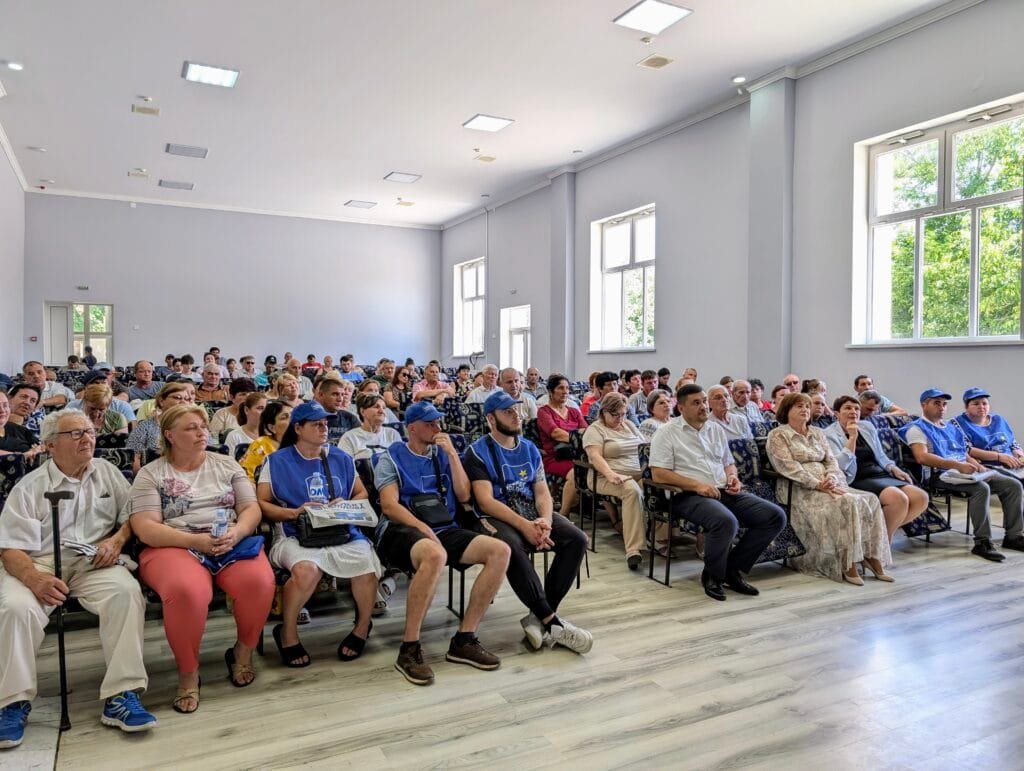 Președintele Partidului „Mișcarea Respect Moldova”, Marian Lupu, împreună cu colegi din echipa formațiunii, a efectuat astăzi o vizită în orașul Iargara, raionul Leova, unde a purtat un dialog deschis cu localnicii despre problemele cu care se confruntă comunitatea și despre soluțiile concrete propuse de partid.
„Am avut onoarea să mă aflu la Iargara, unde am stat de vorbă cu locuitorii acestui oraș – oameni harnici, sinceri și implicați. Atmosfera a fost una caldă și sinceră. Discuțiile ne-au arătat, din nou, câtă înțelepciune, demnitate și răbdare există în satele și orașele noastre”, a declarat Marian Lupu într-un mesaj publicat pe rețelele de socializare.
Oamenii au vorbit deschis despre dificultățile din oraș, cum ar fi lipsa locurilor de muncă, infrastructura degradată, lipsa perspectivelor pentru tineri și nevoia de sprijin pentru agricultori și micii producători locali. Potrivit liderului formațiunii, aceste probleme reflectă realitatea din multe alte localități din Republica Moldova.
„Oamenii nu cer favoruri, ci respect, echitate și șanse egale. Le-am vorbit despre proiectele și soluțiile Partidului Mișcarea Respect Moldova, dar mai ales despre determinarea noastră de a construi o țară în care fiecare localitate contează. Împreună putem reface încrederea în politică și administrație. Împreună putem transforma respectul într-o realitate de zi cu zi”, a adăugat Marian Lupu.
În cadrul întâlnirii, liderul partidului a subliniat că Moldova are nevoie de o schimbare profundă, care să pornească de la respectul față de cetățean, față de muncă și față de comunitățile locale.
„Alegerile din 28 septembrie sunt mai mult decât o competiție electorală. Sunt o alegere între două direcții: sărăcie, scumpiri, taxe, facturi mari, frică, șantaj și dependență de credite externe sau libertate, respect, siguranță, dezvoltare și bunăstare. Cred într-o Moldovă în care vocea oamenilor contează, iar politicienii sunt în slujba cetățeanului”, a concluzionat Marian Lupu.