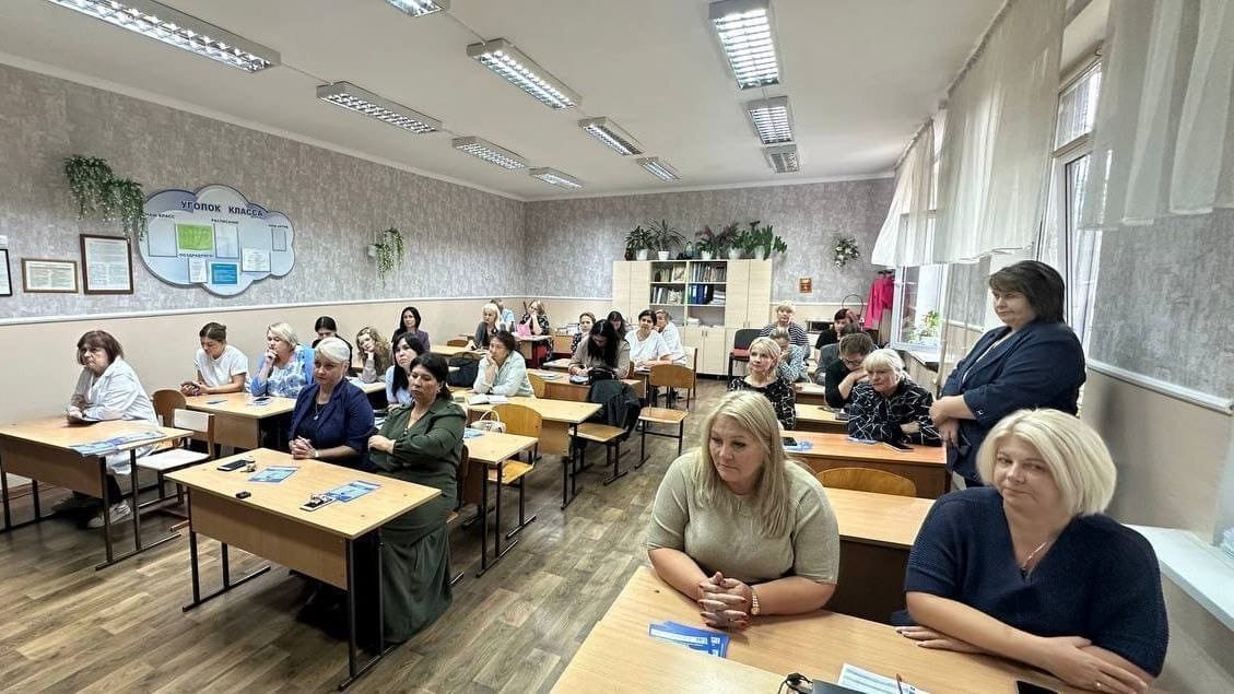 Reprezentanții Partidului „Respect Moldova”, în discuții cu profesorii de la Liceul „Anton Cehov”