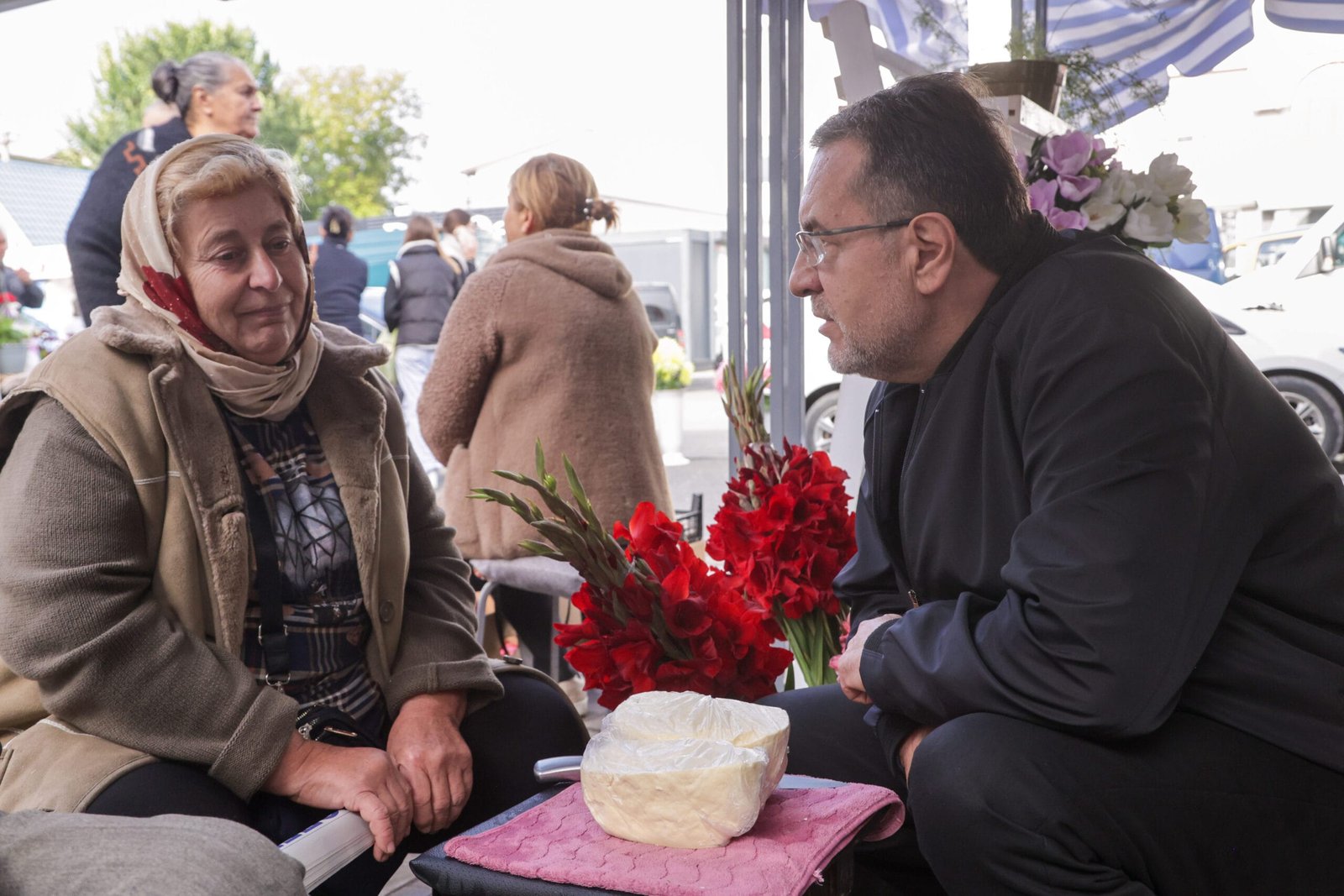 Liderul „Respect Moldova”, Marian Lupu, în discuții cu vânzătorii și cumpărătorii din Briceni