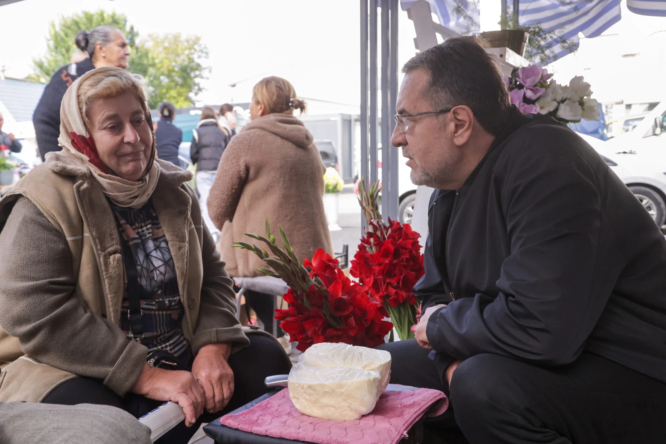 Liderul „Respect Moldova”, Marian Lupu, în discuții cu vânzătorii și cumpărătorii din Briceni