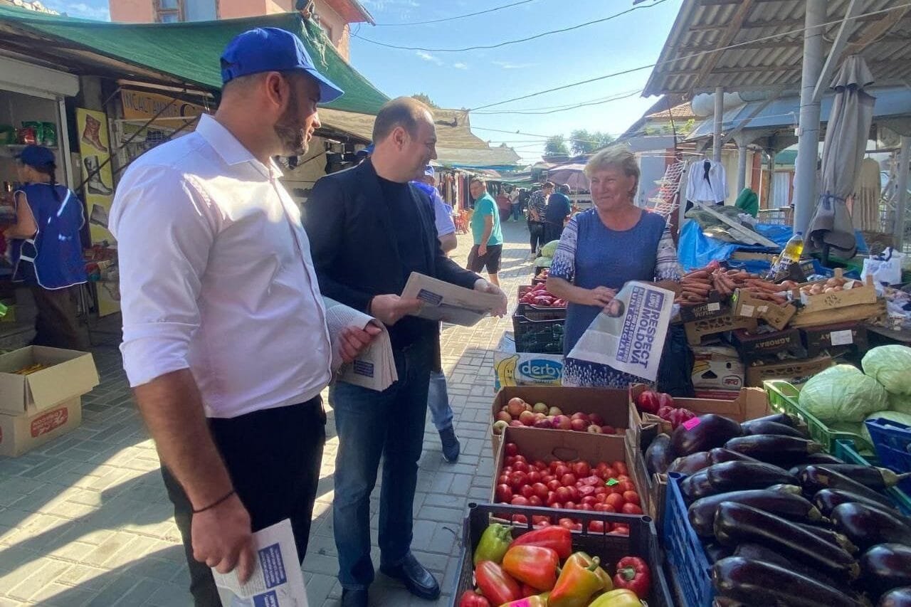 Vicepreședintele pentru Dezvoltare Strategică și fondatorul Partidului „Respect Moldova”, Eugeniu Nichiforciuc, a avut mai multe întâlniri cu alegătorii din raionul Florești, localitatea sa de baștină, dar și cu cei din satul Alexeevca, raionul Edineț. În cadrul vizitei, locuitorii din nordul țării și-au exprimat îngrijorările, dar și speranțele pentru viitor. Oamenii au vorbit despre problemele de zi cu zi, dificultățile ultimilor ani, dar și despre dorința de a vedea schimbări reale. Eugeniu Nichiforciuc le-a prezentat soluțiile propuse de Partidul „Respect Moldova”, subliniind importanța valorilor care ne unesc: Respectul pentru familie, pentru tradiții, pentru diversitatea lingvistică și pentru conviețuirea armonioasă. „Statul trebuie să respecte fiecare cetățean, iar noi trebuie să păstrăm integritatea și independența Moldovei”, a declarat vicepreședintele formațiunii. Un alt subiect major al discuțiilor a vizat integrarea europeană. În acest sens, Nichiforciuc a menționat că Partidul „Respect Moldova” pledează pentru o integrare reală, una care să aducă Europa acasă, prin instituții funcționale, presă independentă și o economie capabilă să genereze locuri de muncă bine plătite. „Astfel de întâlniri dau sens politicii: când oferi Respect, primești Respect. Oamenii au nevoie de soluții, nu de promisiuni goale. Viitorul Moldovei se construiește aici, acasă, împreună cu cetățenii”, a subliniat Eugeniu Nichiforciuc. Partidul „Respect Moldova” îi îndeamnă pe toți cetățenii să participe la alegerile parlamentare din 28 septembrie, pentru a decide împreună direcția în care va merge țara.