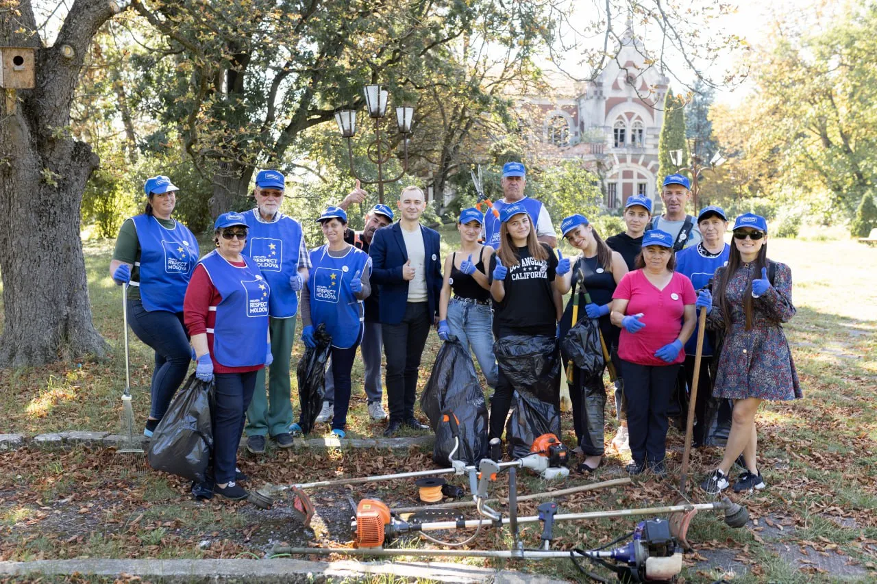 Respect pentru natură și istorie: Echipa „Respect Moldova” a participat la o acțiune de salubrizare în Parcul din Țaul